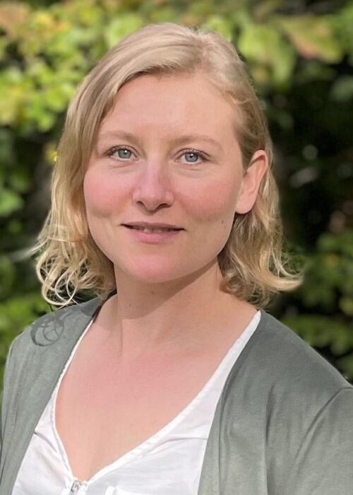 Kari Stautland, Maritime Cleantech, Aksepten er høy for grønt hydrogen, men faller betydelig for blått og grått hydrogen når respondentene får beskjed om at disse er produsert av kull, olje eller naturgass. På bilde ser vi NORCE-forskerne, Fionn Iversen (foran), Jon Kåre Skiple og Kari Kjestveit., Norce frukostmøte, , 