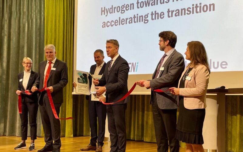 Colourbox (illustrasjonsbilde), Forskningsprosjektet har sammenlignet hvordan fastleger i Norge og Nederland følger opp pasienter med depresjon., Lege depresjon colourbox, , Lege behandler eldre pasient