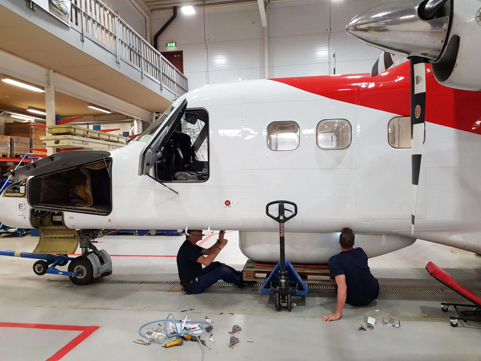 Rannveig H. Stiberg., No, it’s not a bath tub. The pod the aircraft technicians from Bromma Air Maintenance are installing under the body of the Dornier contains equipment you normally find in remote-sensing satellites., 20180614 092013, , 