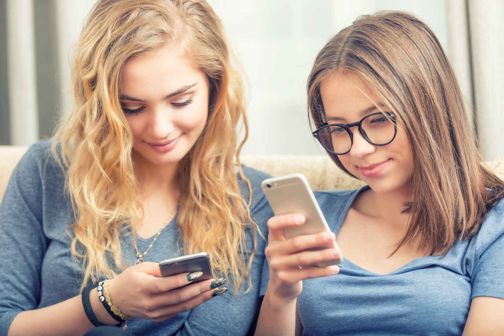 Colourbox.com, Forskerne er usikre på om gratis nyheter fører til at flere unge bruker redaktørstyrte medier fremfor sosiale medier for å holde seg oppdatert., COLOURBOX39045700, ,