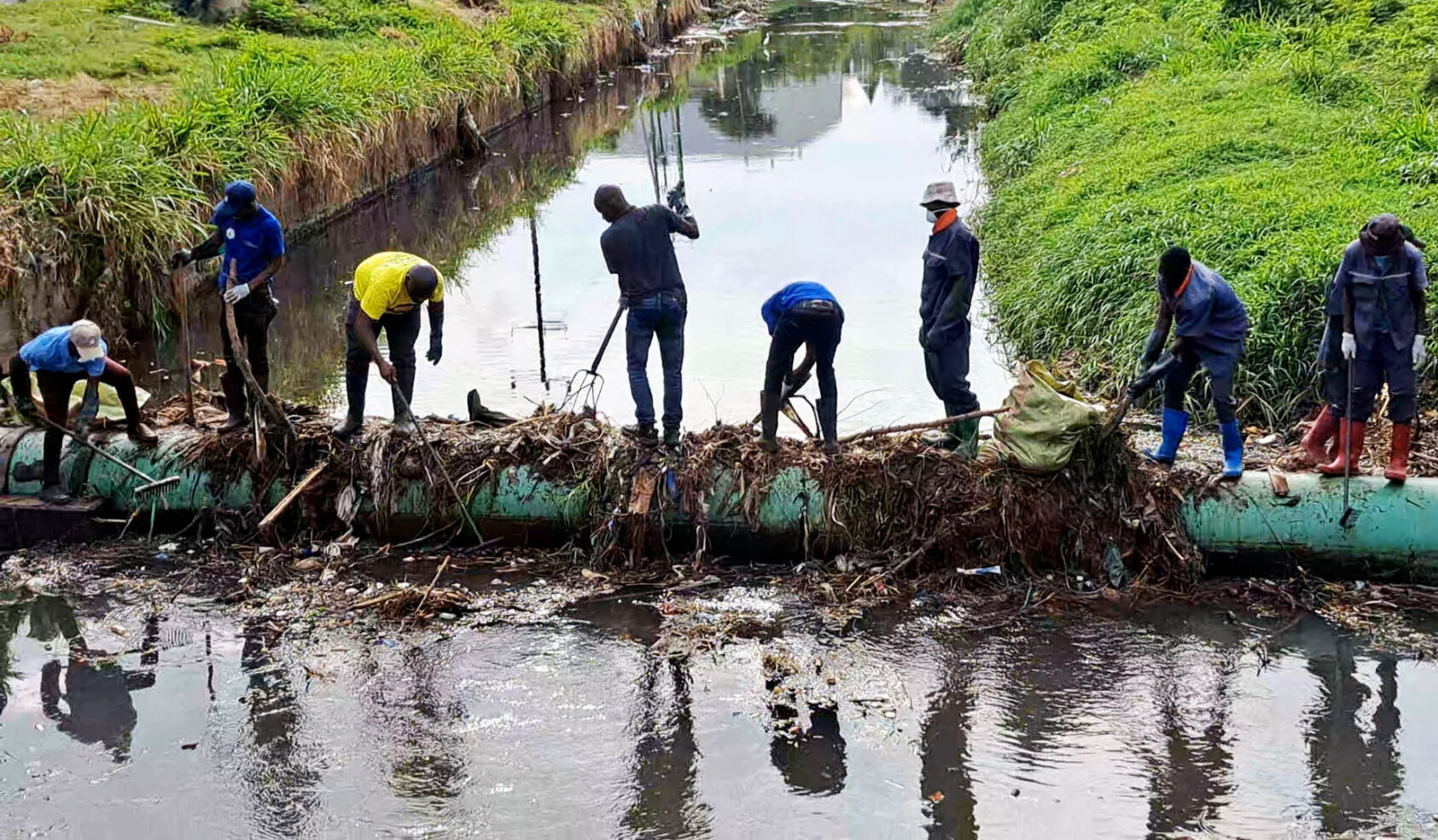 Farhan Khan, NORCE, Plastic clean-up in Tanzania, in the NORCE-led project Clean Shores, Great Lakes. Here we see volunteers in action at the area where the Mirongo River flows into Lake Victoria., Clean shores Great lakes clean up1, , 