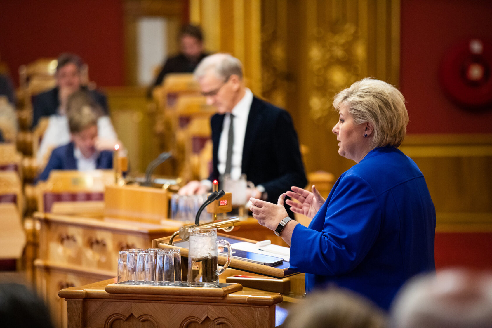 Stortinget, Erna Solberg i en spørretime i 2019 da rollene var byttet om. Solberg var statsminister, og Jonas Gahr Støre i opposisjon., Erna Solberg Foto Stortinget bredde, ,