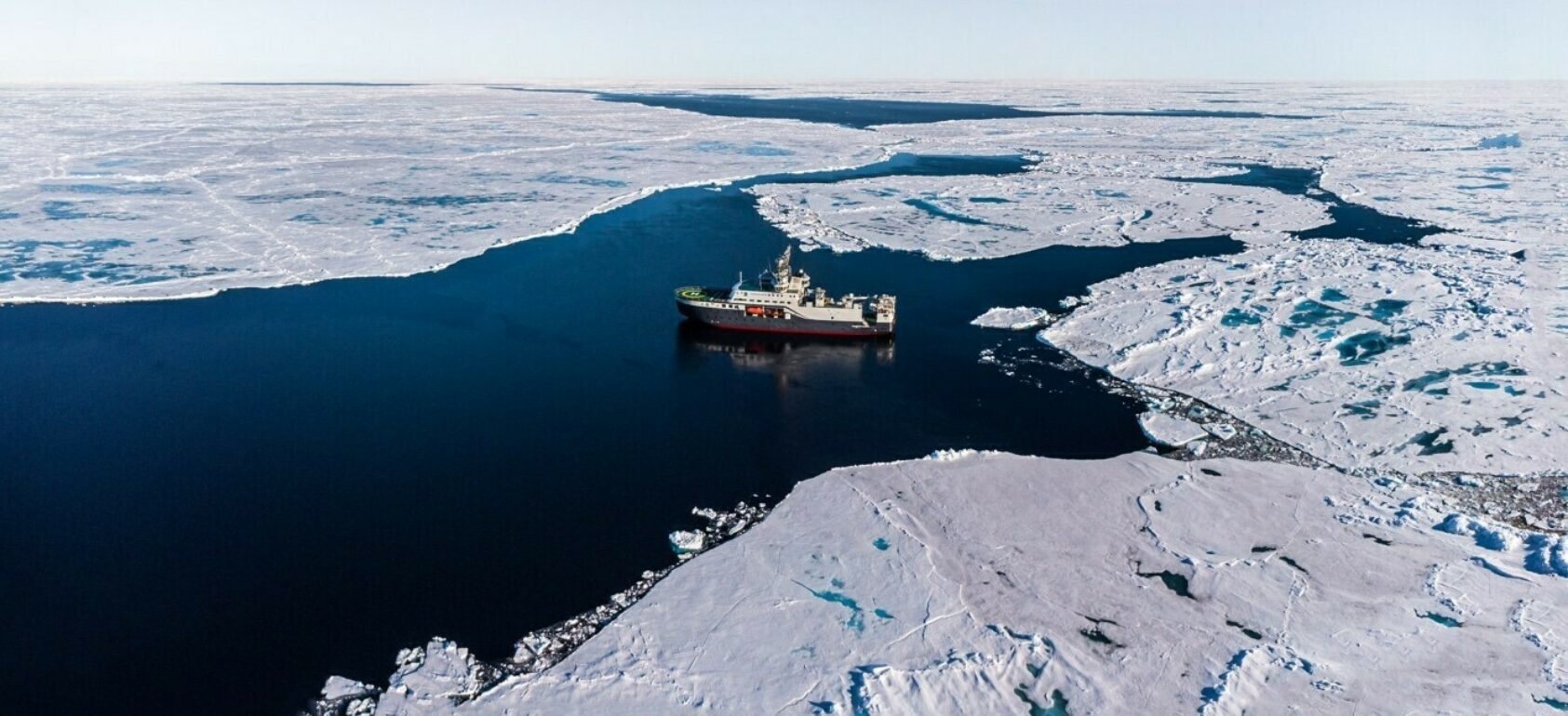 © Andreas Worden, An effort of 15 deep-sea international expeditions has allowed the analysis of abyssal sediments collected in all major oceanic regions, including the Arctic and Southern Oceans., Expedition photo ice ship science, ,