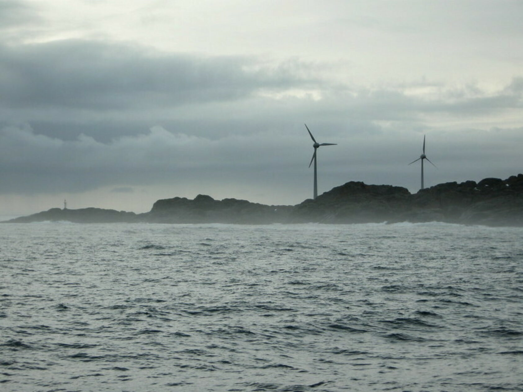 Foto: Atle Grimsby, Flickr, To vindturbiner ble installert ved Utsira i 2004 og 2010. Dette kalles Utsira Vindpark. Den nye havvindparken Utstira Nord kommer til å bestå av ca. 140 vindturbiner, ca. 7 km. fra øyen Utsira, Flickr Utsira, , 