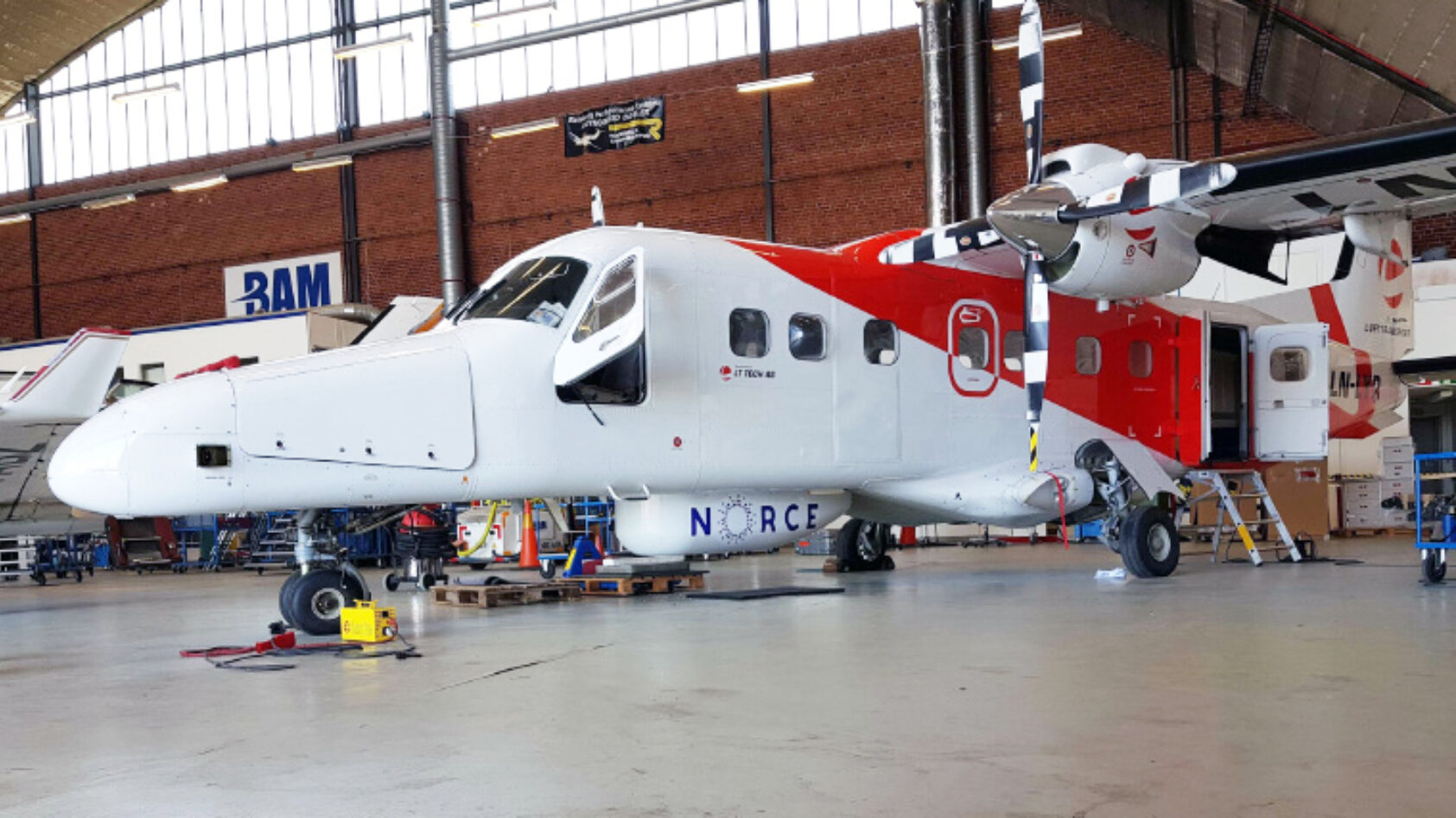 BAM, Her er LN-LYR i hangaren hos Bromma Air Maintenance, hvor pod'en under flykroppen blir permanent påmontert., IMG 3669 web, , 
