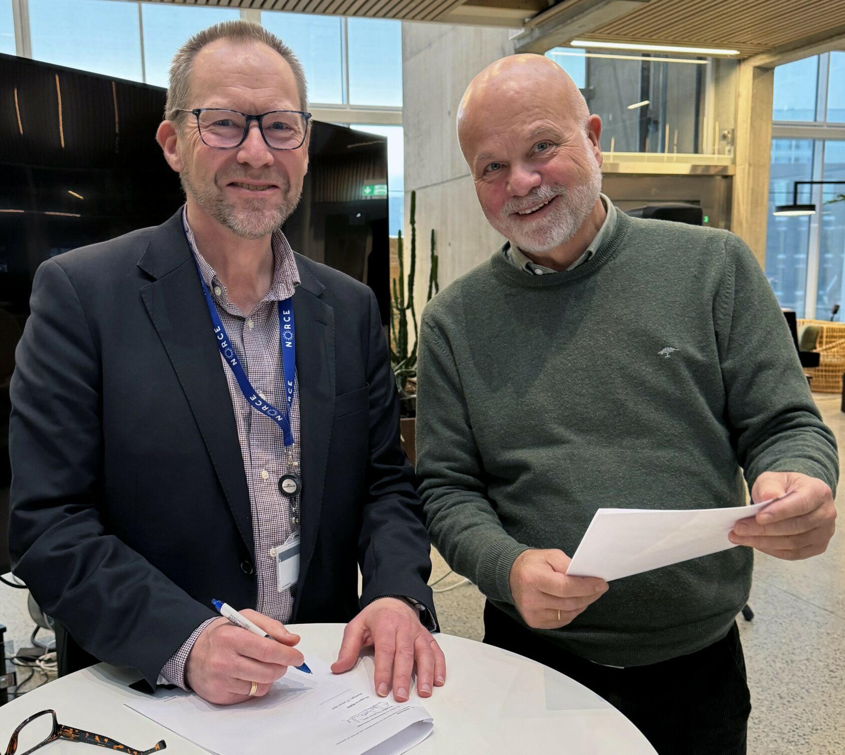 Eigil Kloster Osmundsen, Jon Harald Kaspersen, konserndirektør helse og samfunn i NORCE (til venstre) og Eldar Søreide, dekan ved Det helsevitenskapelige fakultet, UiS signerer samarbeidsavtalen., NORCE list liggende, , 