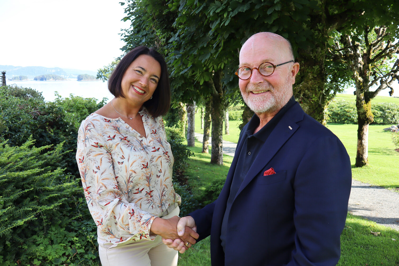 NIOM/Jakob Chortsen, Fungerende leder av Bivirkningsgruppen, Trine Lise Lundekvam Berge ønskes velkommen av Per Vult von Steyern, administrerende direktør i NIOM., Pictureof Trine Lise Lundekvam Bergeand CEO Per Vultvon Steyernoutsideof Hotel Solstrand, ,