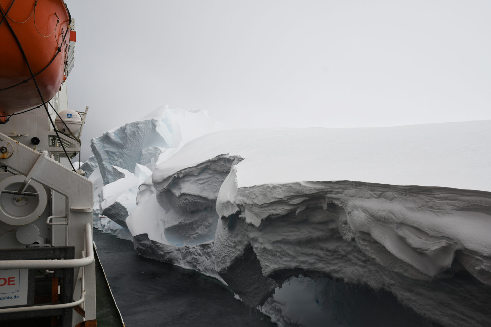 Svein Østerhus, Forskningsskipet Polarstern i ferd med å fortøye ved en del av Ekström-bremmen, for å å levere proviant til forskningsstasjon. Bildet er tatt ved et forskningstokt i Antarktis i 2018., Polarstern isbrem Eksröm, , 