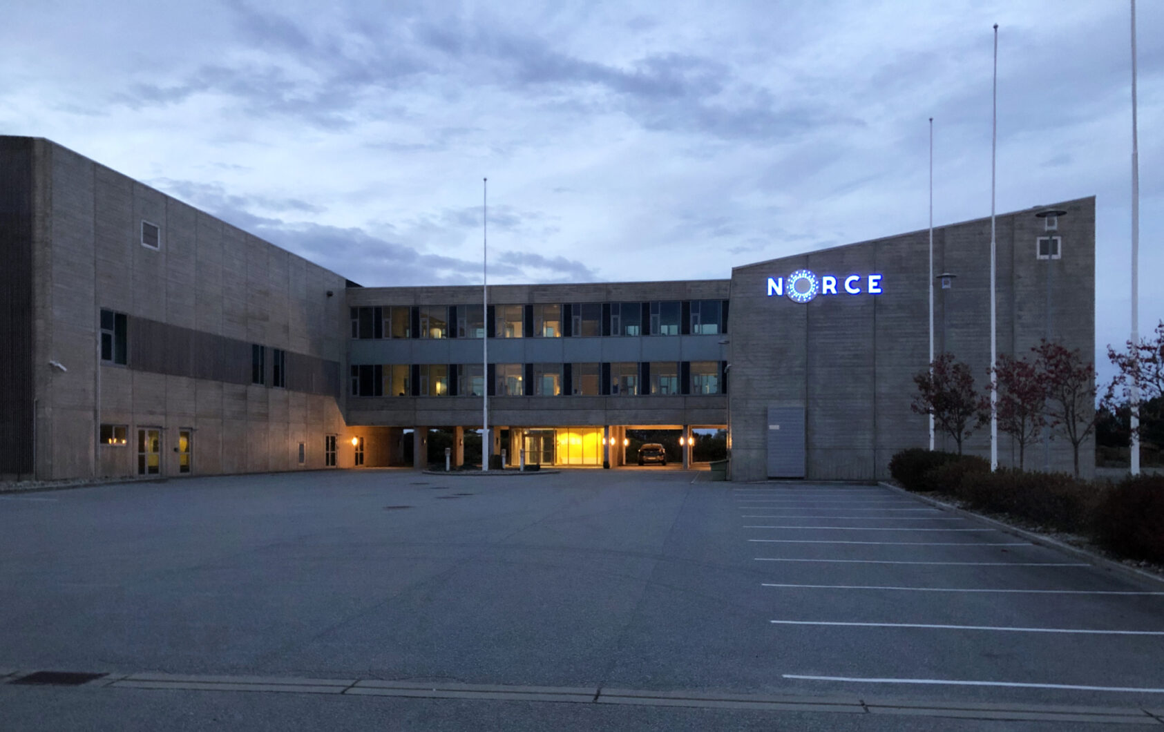Bjarte Ludvig Hetlelid, Eiendommen NORCE har kjøpt ligger på den sørlige siden av Risavika., Risavika bredde, <p>Bjarte Ludvig Hetlelid</p>, Fasaden til et et forretningsbygg med NORCE logo