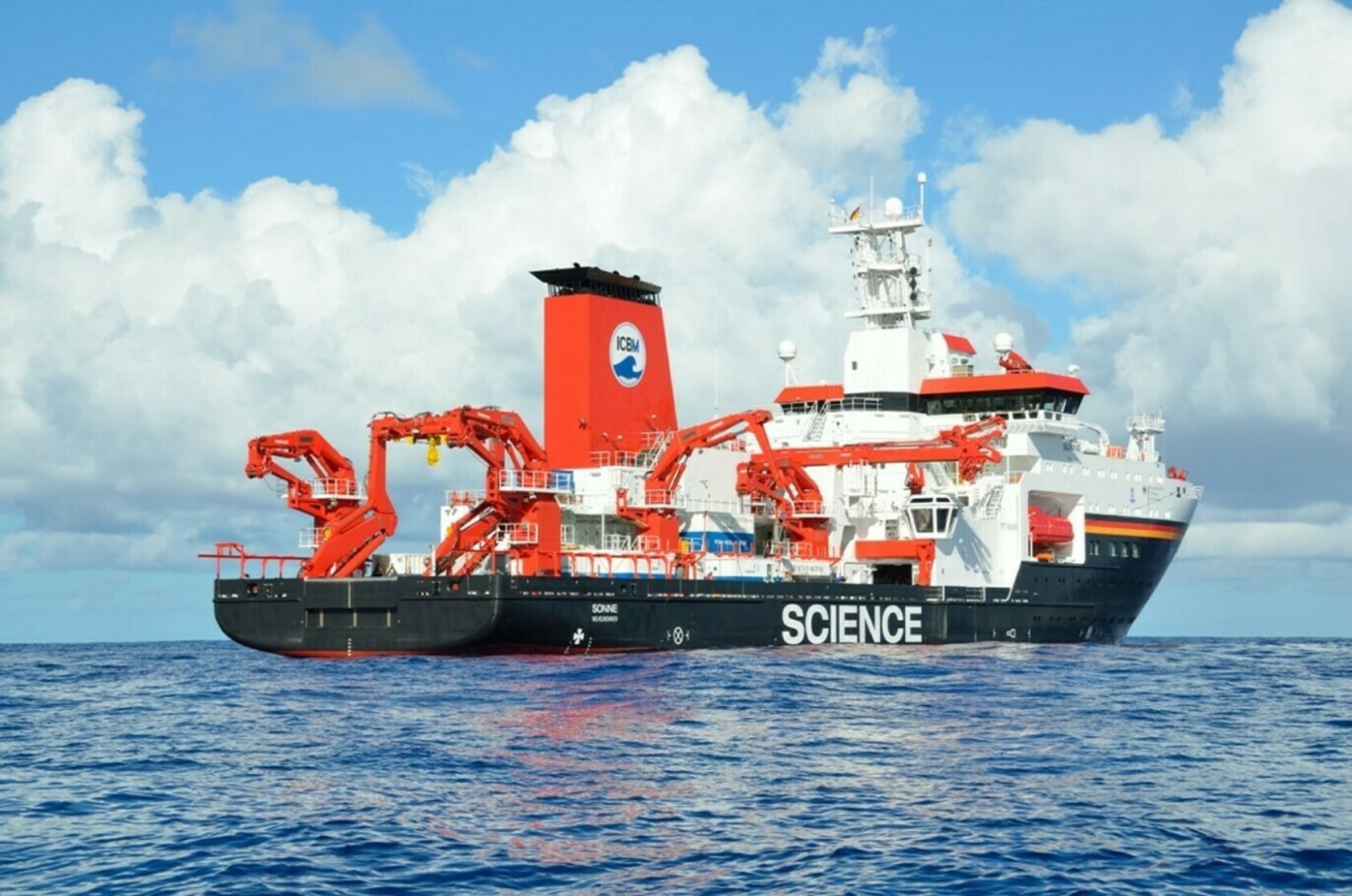 FS Sonne 2014/2015; Expedition SO237; Vema-TRANSIT; © Thomas Walter, An effort of 15 deep-sea international expeditions has allowed the analysis of abyssal sediments collected in all major oceanic regions. The German research vessel Sonne was involved in two international expeditions led by scientists from the Senckenberg institute in Germany., Sonne research vessel, , 