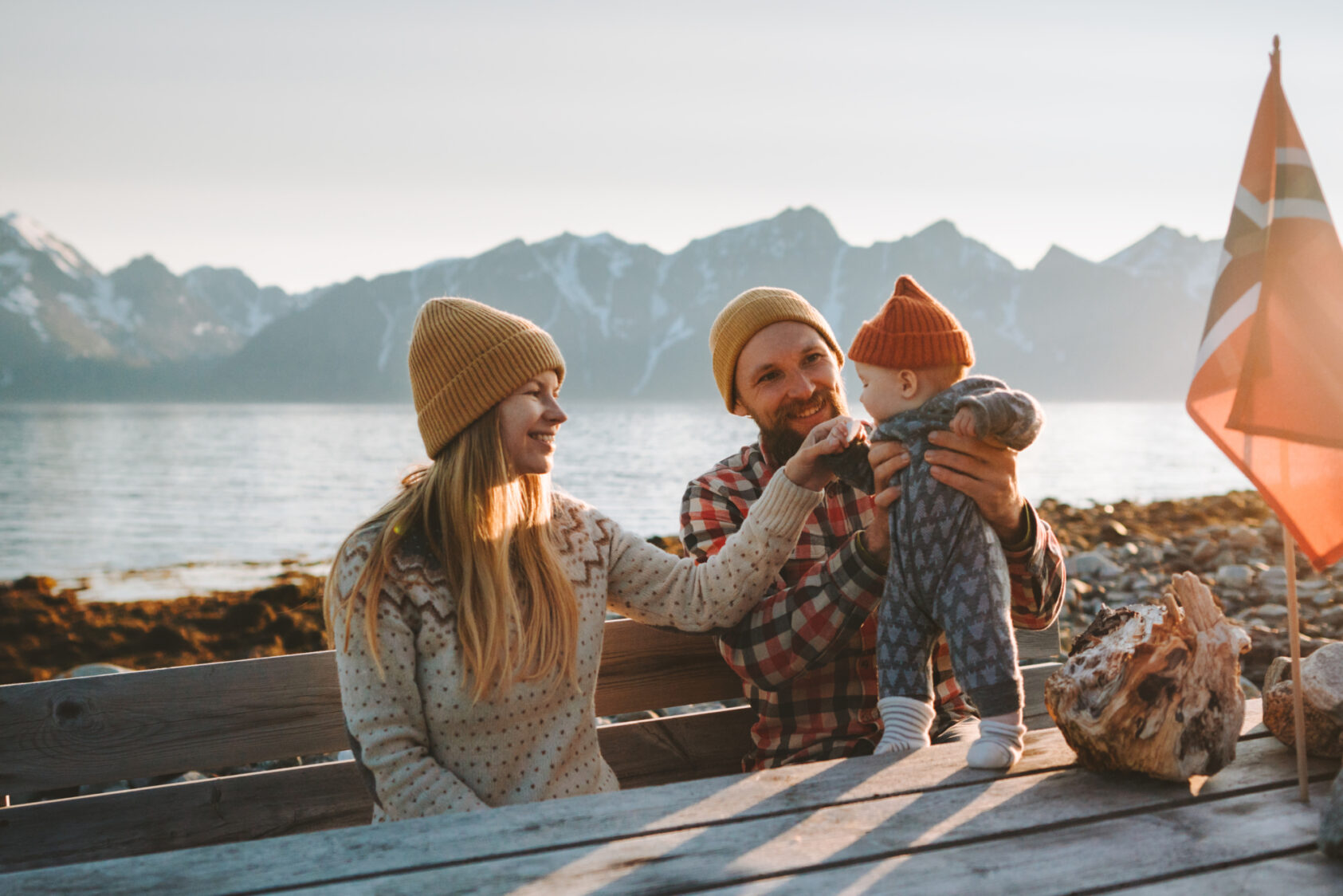 , , Ungdistrikt_shutterstock, <p>Shutterstock</p>, to voksne og et barn ved benk i fjæra