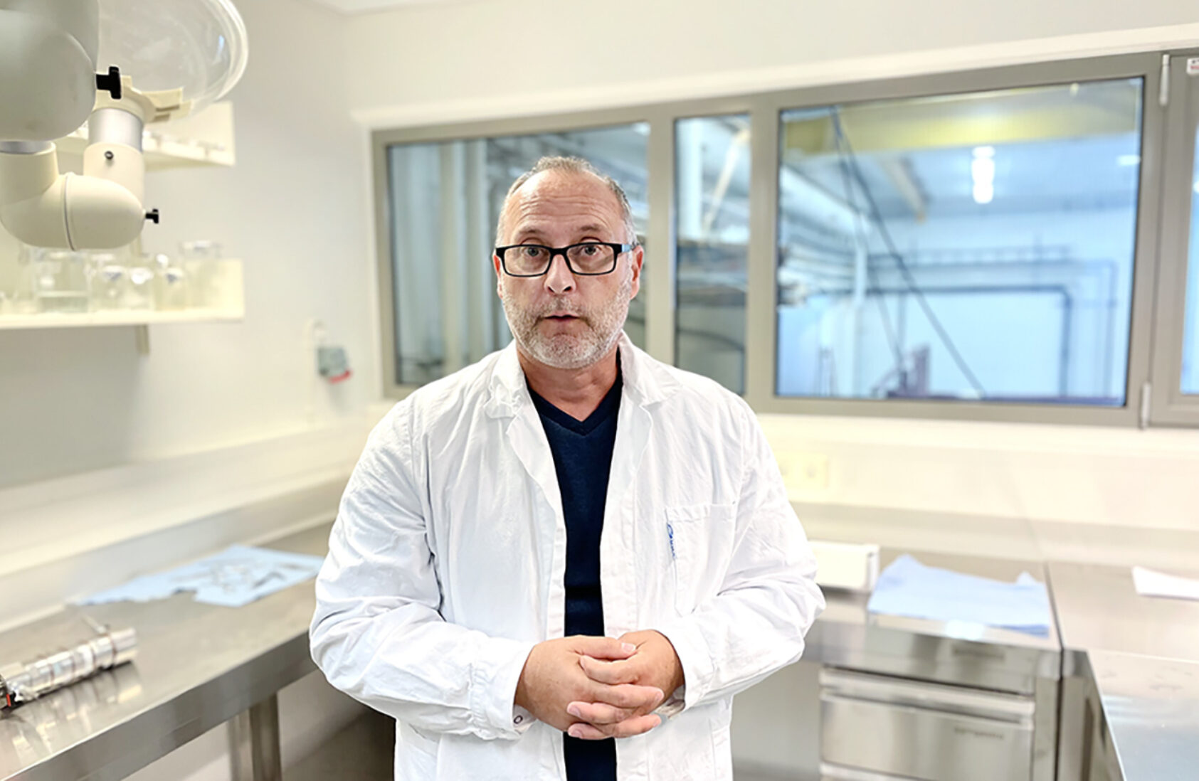 Andreas R. Graven, Senior researcher and project manager Alessio Gomiero at NORCE's plastic lab, Mekjarvik., Alessio lab stavanger, <p>Andreas R. Graven, NORCE</p>, A man in lab coat.