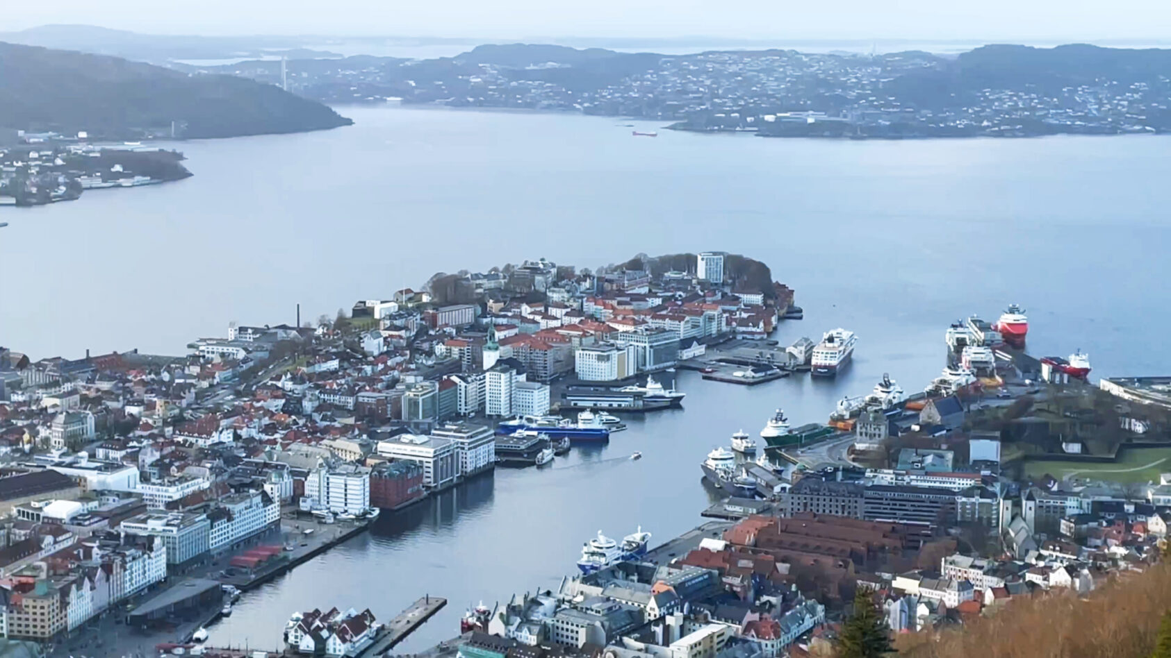Andreas R. Graven, Bildet viser deler av Byfjorden med Vågen i Bergen sentrum nærmest. Puddefjorden lengs mot venstre. Askøy rett over på andre siden., Byfjorden still, , 