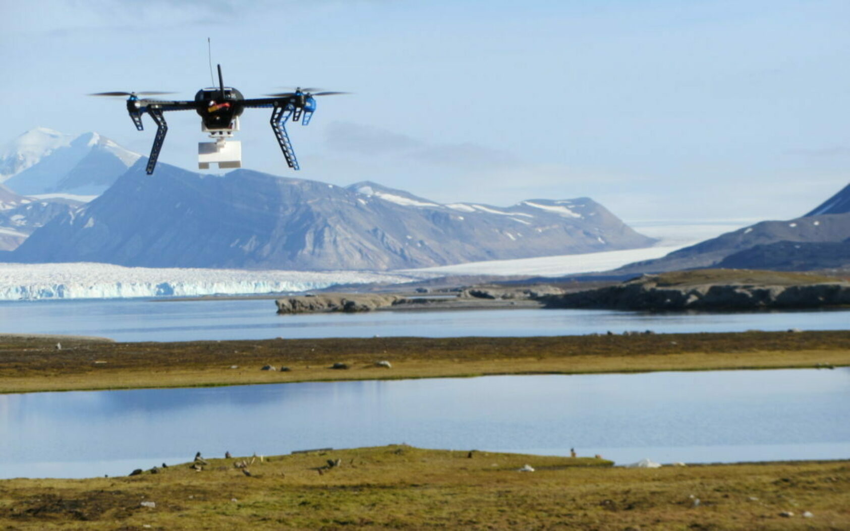 Rune Storvold, NORCE, Droneflygning ved Ny-Ålesund, Svalbard., Drone ny aalesund 1019, , Drone flyr over nakent fjordlandskap. Fjell i bakgrunnen.