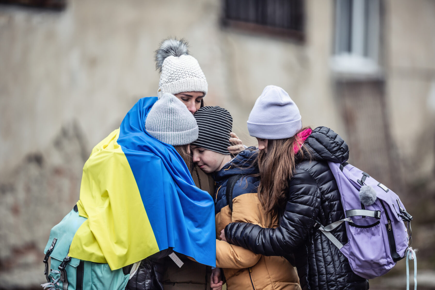 Illustrasjonsfoto: Colourbox, Nå åpner folk hjemmene sine for flyktninger fra Ukraina., Flyktninger ukraina COLOURBOX53987832, <p>Illustrasjon: Colourbox</p>, En gruppe barn drapert i det ukrainske flagg trøster hverandre