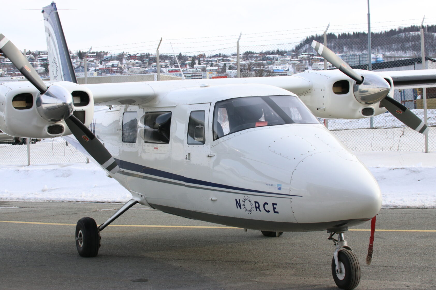 Rune Rolvsjord, NORCE, Forskningsflyet er stasjonert i Tromsø., Forskningsfly 9872, <p>Rune Roplvsjord, NORCE</p>, Fly på bakken - vinter og snø