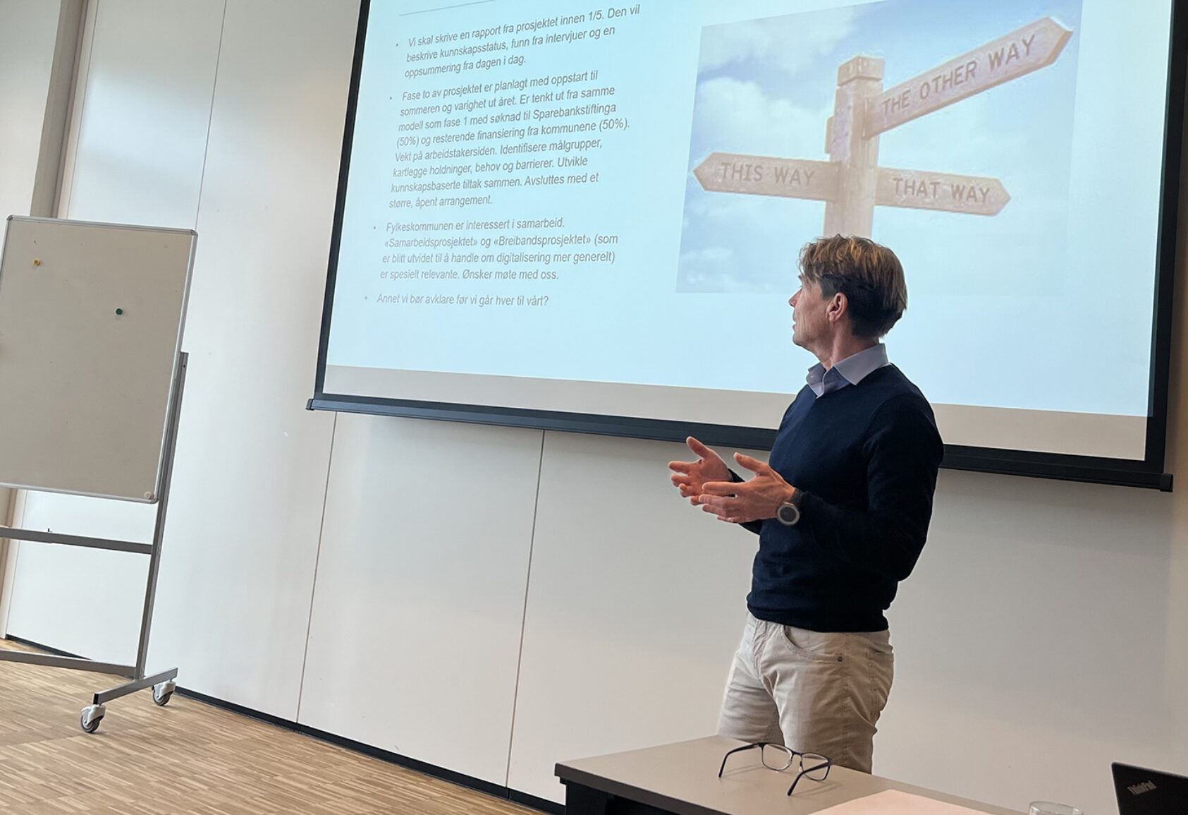 Privat, Prosjektleder og sjefsforsker Kåre Hansen i NORCE holdt innnlegg på et seminar om fjernarbeid i Norheimsund mandag 11. mars 2024., Kare hansen bredde, , Mann snakker foran stor skjerm.