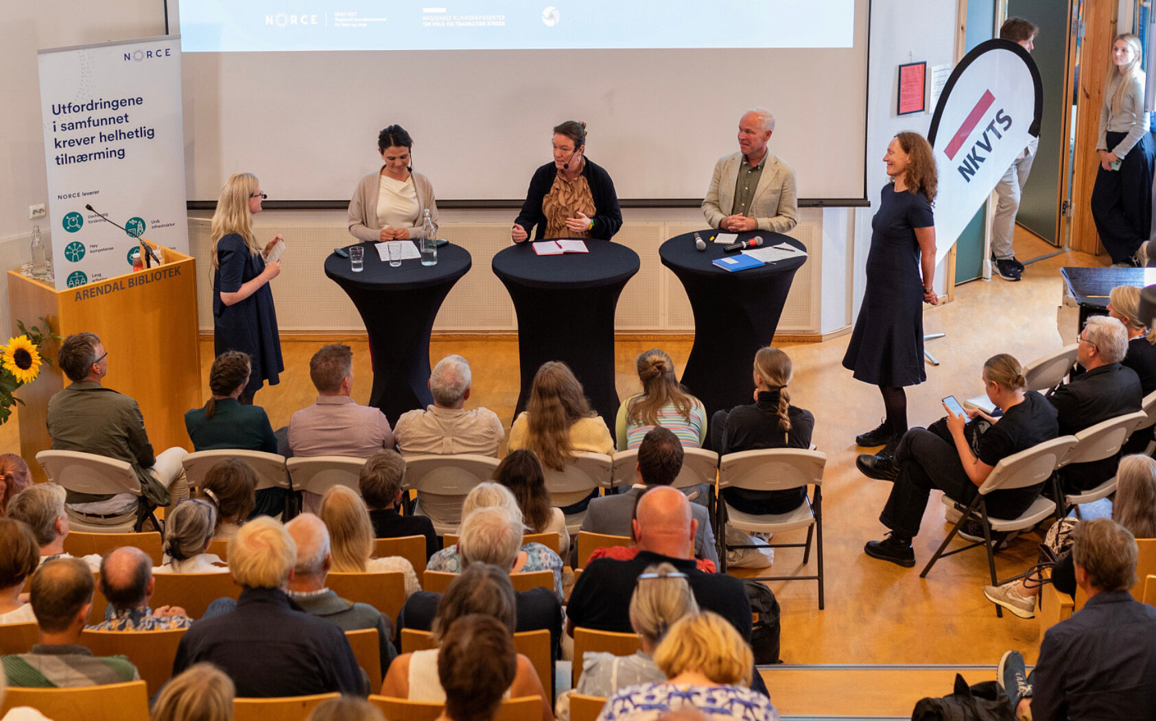 Andreas R. Graven, NORCE, Også i år kan du treffe oss på biblioteket i Arendal. Her fra 2024 hvor vi snakket med Kunnskapsministeren om hvordan vi kan løse problemene i skolen., Oversikt biblioteket skoledebatten, , En forsamling sitter å hører på et panel diskutere.
