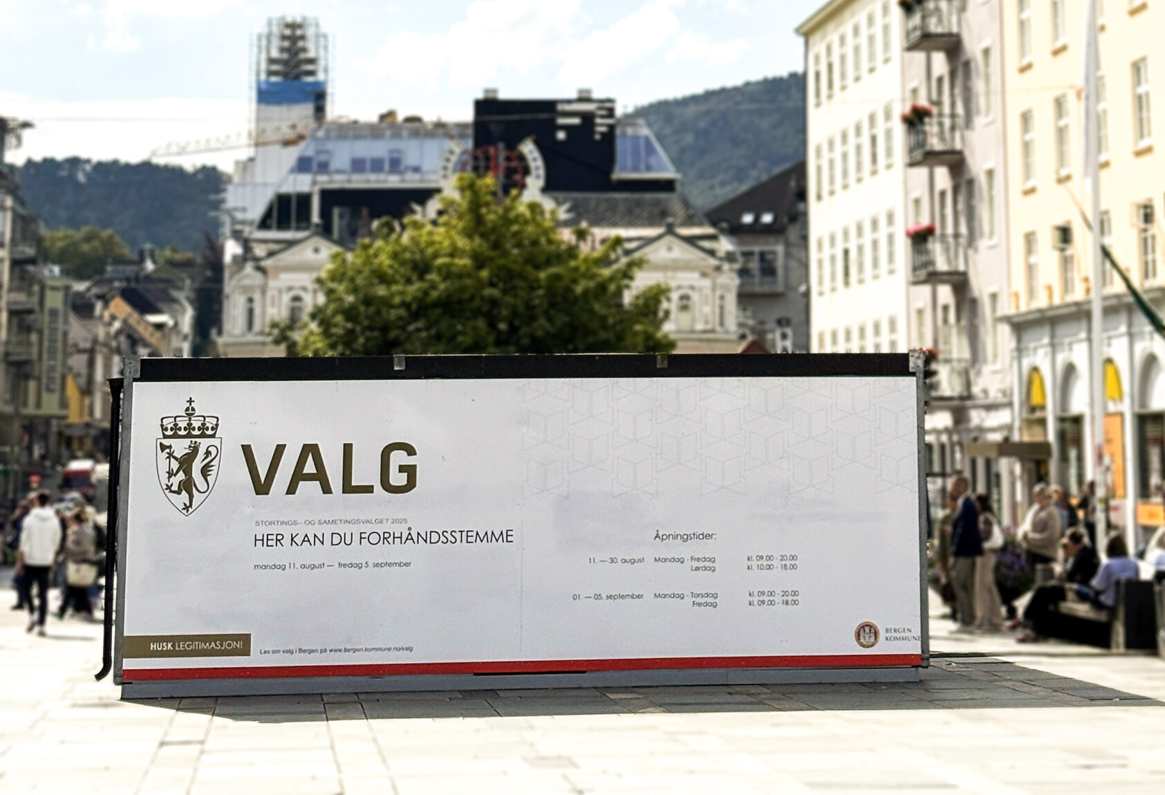 Andreas R. Graven, Bildet viser baksiden av et lokale satt opp for forhåndsstemming til Stortingsvalget 2025 på Torgallmenningen i Bergen., Valg forhåndsstemme illustrasjonsfoto bredde, ,