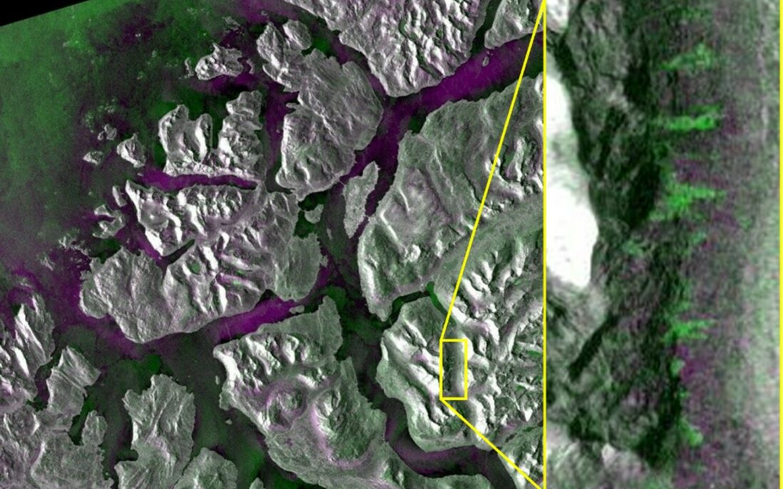 Satellittbilde fra Tromsø 14 januar 2024 med utsnitt fra Lavangsdalen der flere skred er synlige som grønne områder.