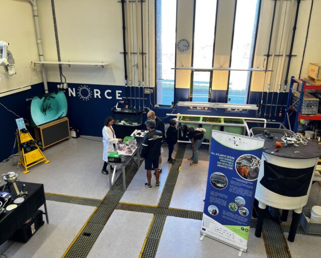 NORCE, Vi har hatt åpen dag hos NORCE Marine Forskningssenter i Mekjarvik. Her har vi blant annet 620 kvadratmeter laboratorier, inkludert en stor forsøkshall. Systemer for kontinuerlig henting av sjøvann fra 80 meters dyp i Byfjorden. Vi har også et klimarom med regulering av luft- og vanntemperatur, og lysregulering som skaper forhold temmelig nært naturen selv., 1727348159162, ,