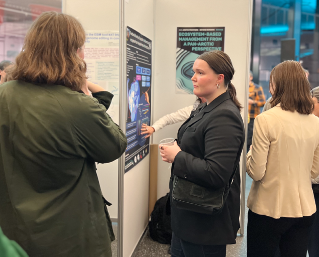 Katrine Jaklin, NORCE, Torill Blix with her poster "CRISPR in the EBM tool-kit? Implications of applying genome editing in conservation of biodiversity"., Foto Katrine Jaklin 1617, ,