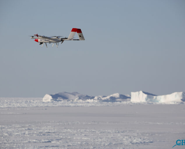 William Copeland, CIRFA, , William Copeland 2, , En drone flyr over isen. Isfjell i bakgrunnen.