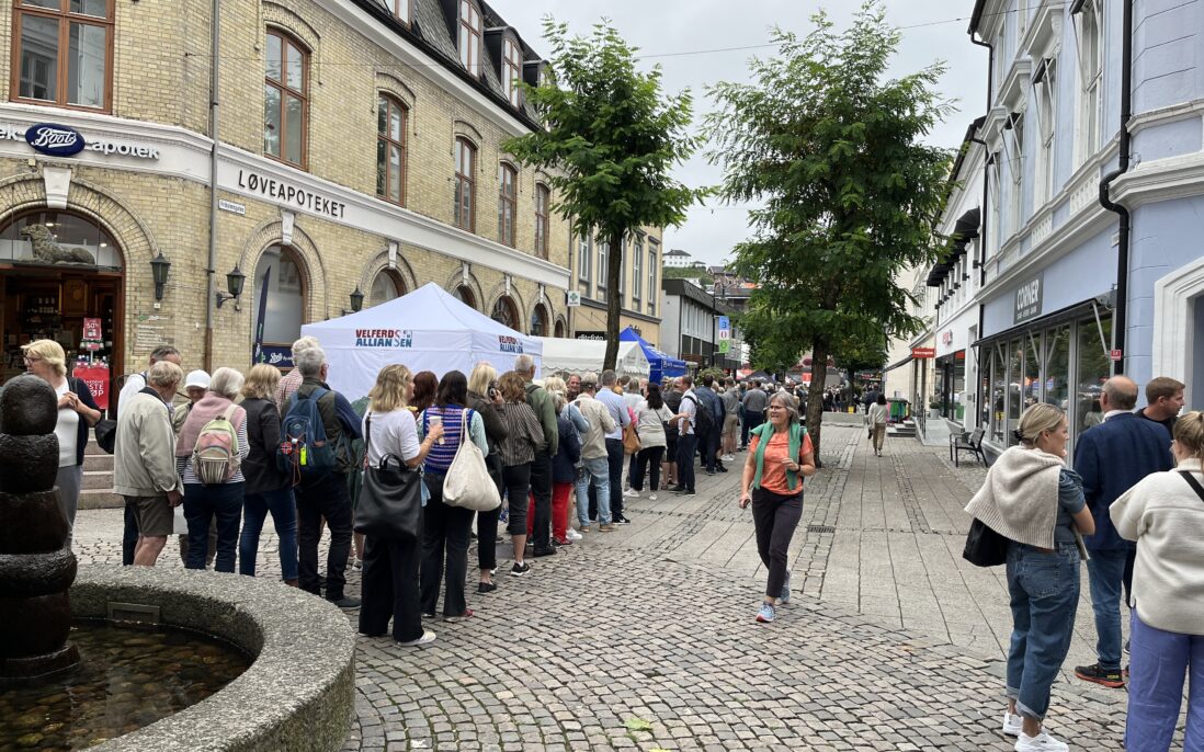 folk i kø i en gate