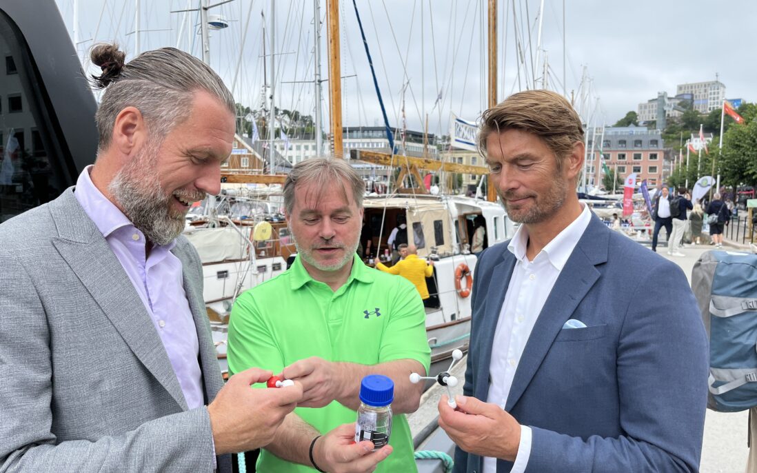 tre menn ser på dings ved kaia