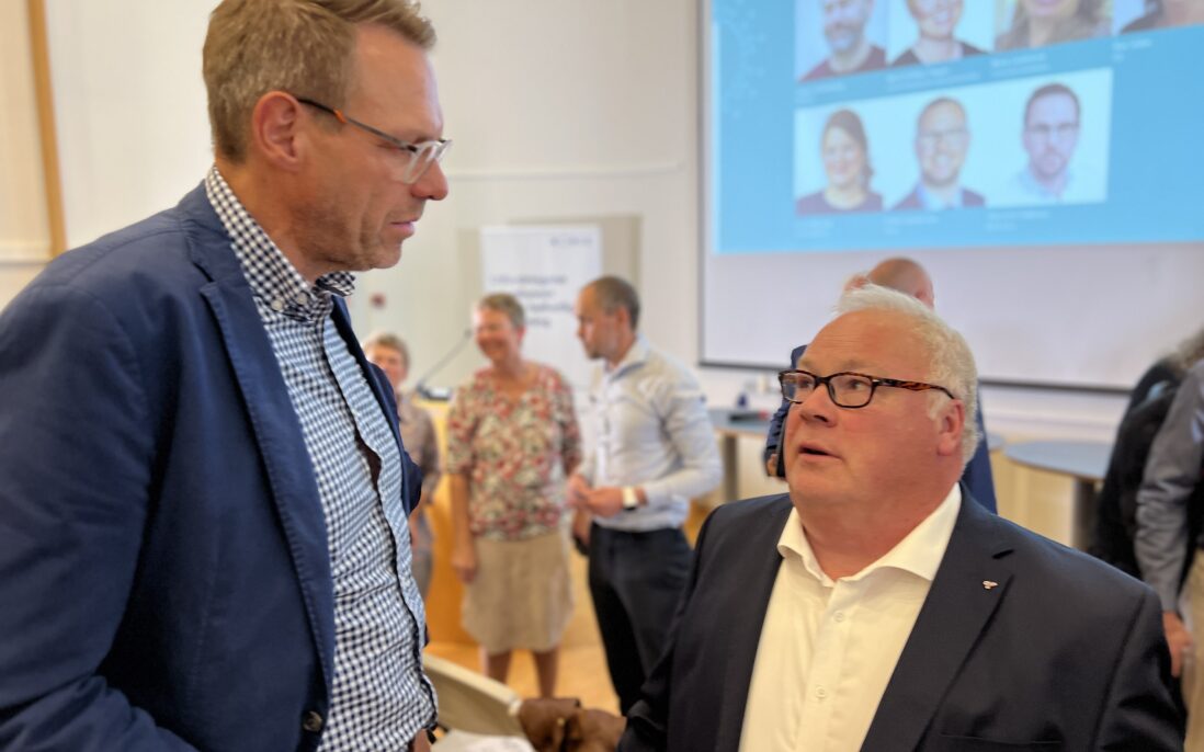 menn snakker