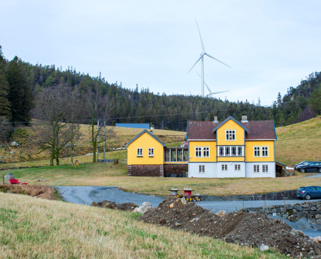 Rune Rolvsjord, NORCE, Bak husene snurrer vindmøllene. Disse gir inntekt til gården som igjen har gjort det mulig å investere i andre grønne energiløsninger., 0 S0 A0715, ,