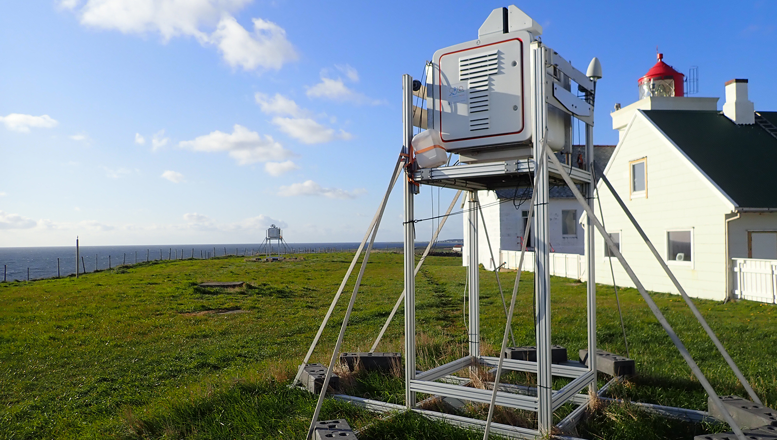 , Scanning lidar mounted at Obrestad Lighthouse in southern Norway during the national COTUR measurement campaign. Photo: NORCE., COTUR lidar vind 72, , 