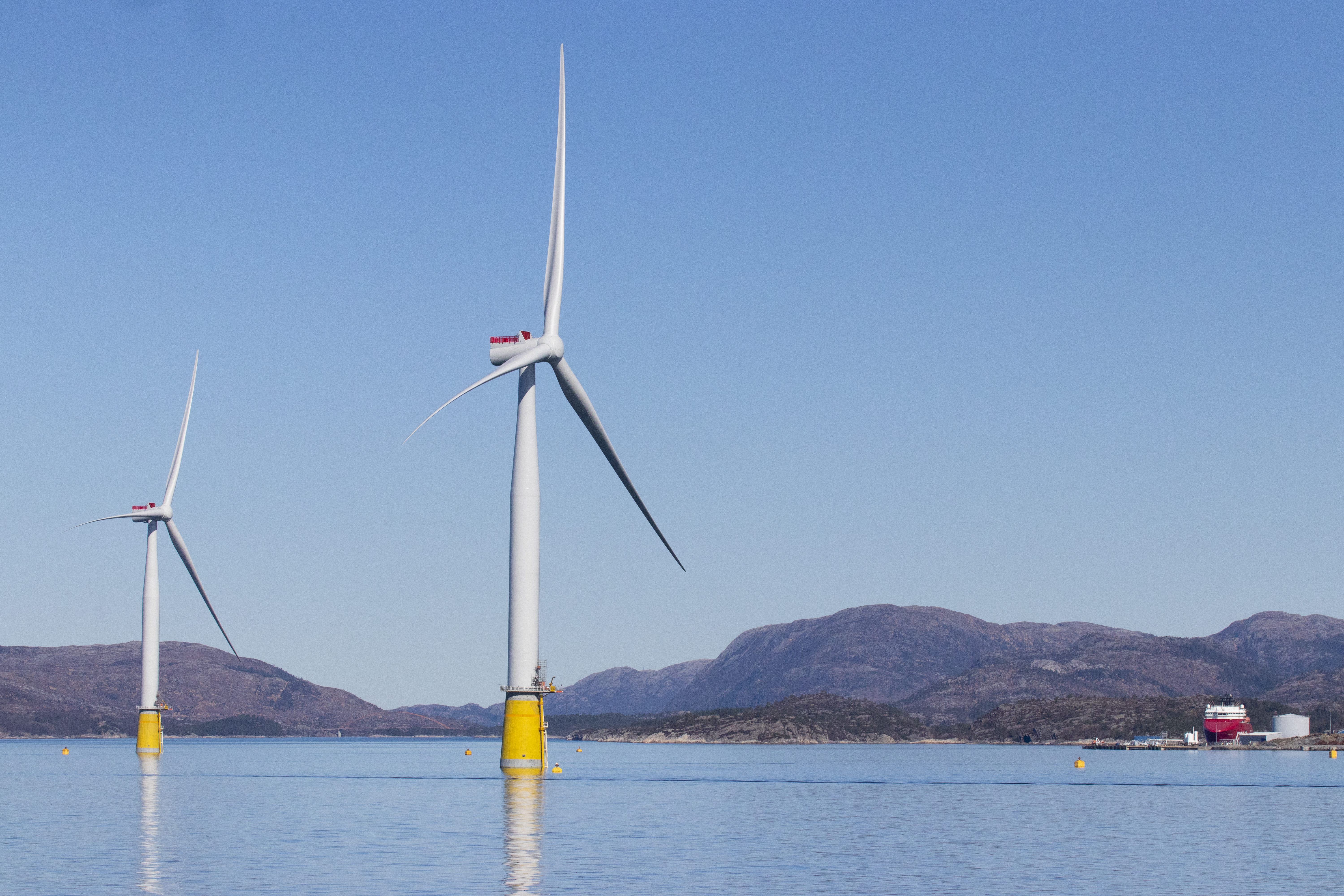 Hywind Tampen to venstre