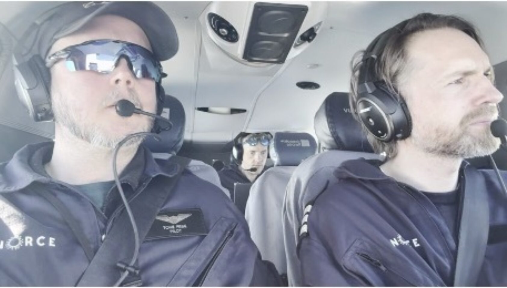 Foto: NORCE, Bilde fra forskningsflyet som ble brukt for å kartlegge algeopplomstringen. Fra venstre: pilot/overingeniør Tore Riise, forsker Sigurd Løkse, og pilot/forsker Andreas Tøllefsen fra NORCE., Algeoppblomstring 2, , 