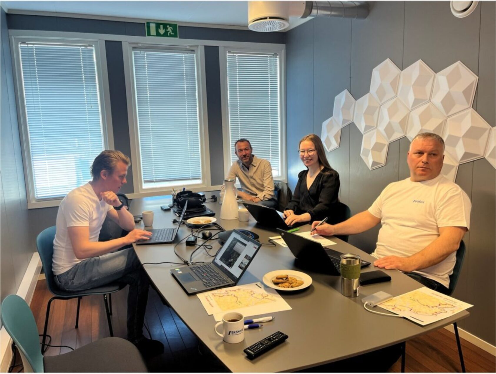 Foto: NORCE, Hos Blått Kompetansesenter Nord på Skjervøy fulgtes prosjektet live: Til venstre Kristian Nilsen, ordfører Ørjan Albrigtsen, Ingeborg Bekkavik og Leif-Peder Jørgensen., Algeoppblomstring 3, , 