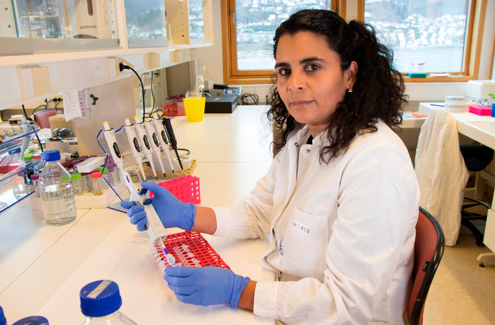 Photo: Andreas R. Graven, Senior engineer Yuleima Evelym Diaz Castillo at work in the lab, Biotek lab NORCE Yuleima2, ,