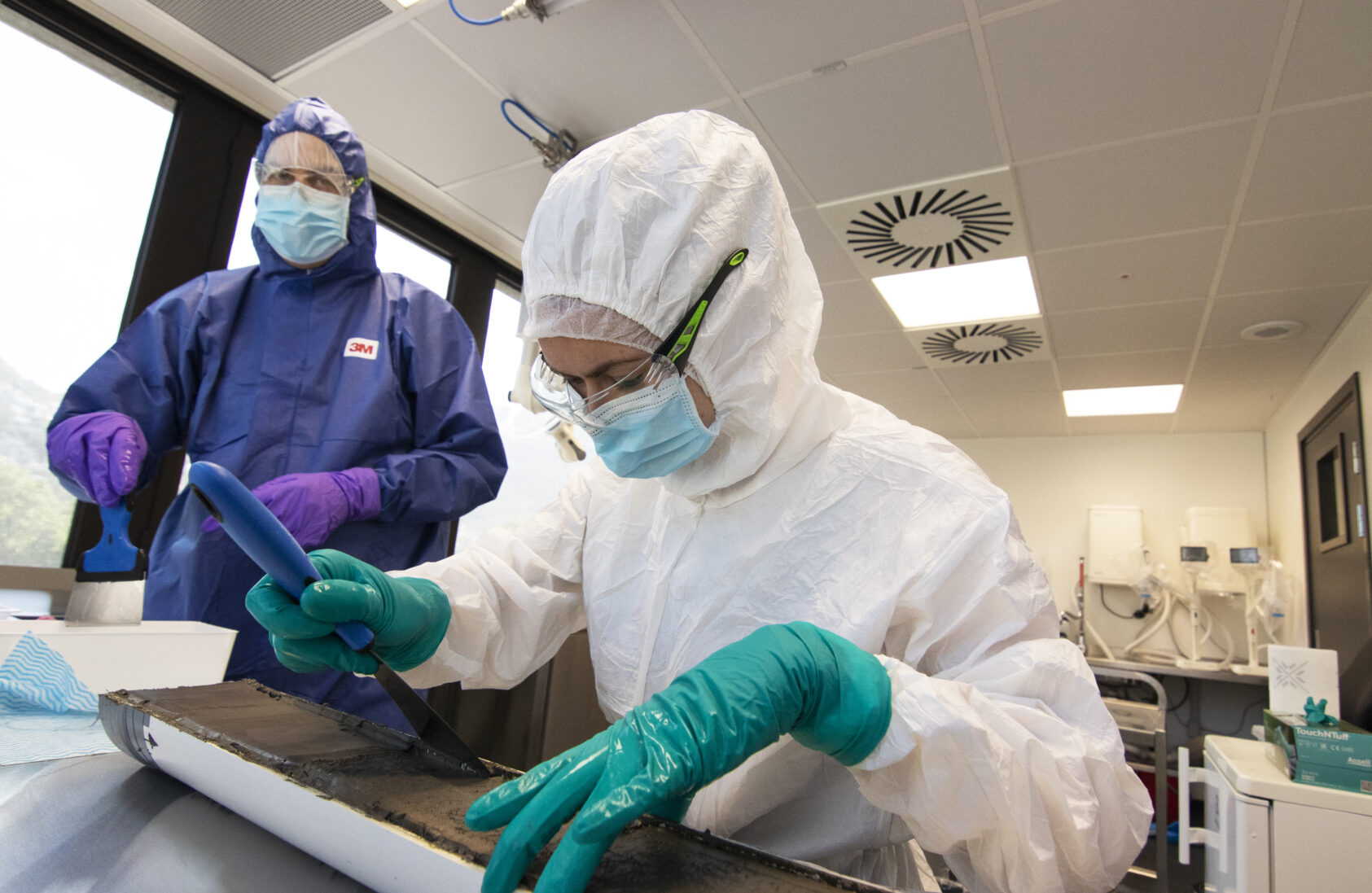 Andreas R. Graven, Examinations of ancient DNA require sterile environments to prevent contamination of remains, such as plant and animal life from the Arctic, which can be thousands of years old. Here, from the AGENSI project led by Stijn De Schepper, climate researchers at NORCE are among those who hunt for such ancient DNA from ice and sediment cores in the Arctic. This research aims to provide insights into past climates, which in turn can lead to better predictions of future changes., DNA lab norce ved sedimentkjerne, ,