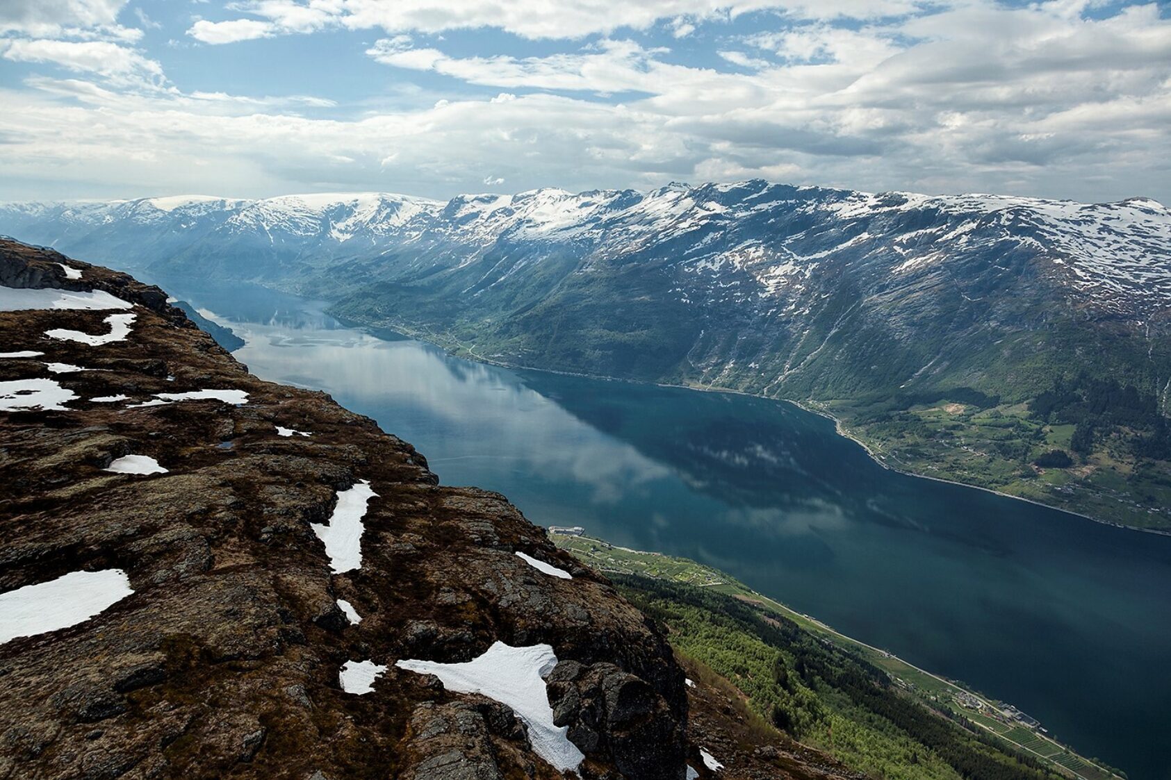 Niels Johansen, Hardangerfjorden., Hardangerfjorden, <p>Foto: Niels Johansen</p>, Fjord med fjell rundt.