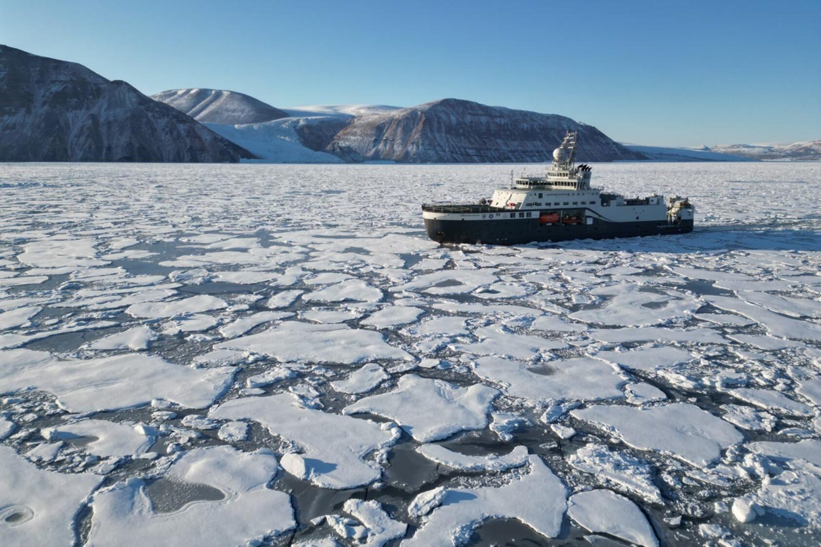 Daniel Albert, SINTEF, Kronprins Haakon navigerte ganske langt inn i Independence Fjord, helt uten problemer, til tross for manglende bunnkartdata., Go North1, <p>Daniel Albert, GoNorth/SINTEF</p>, FF Kronprins Haakon seiler i Grønlands stort sett uberørte Independencefjord, med en isbre i bakgrunnen.