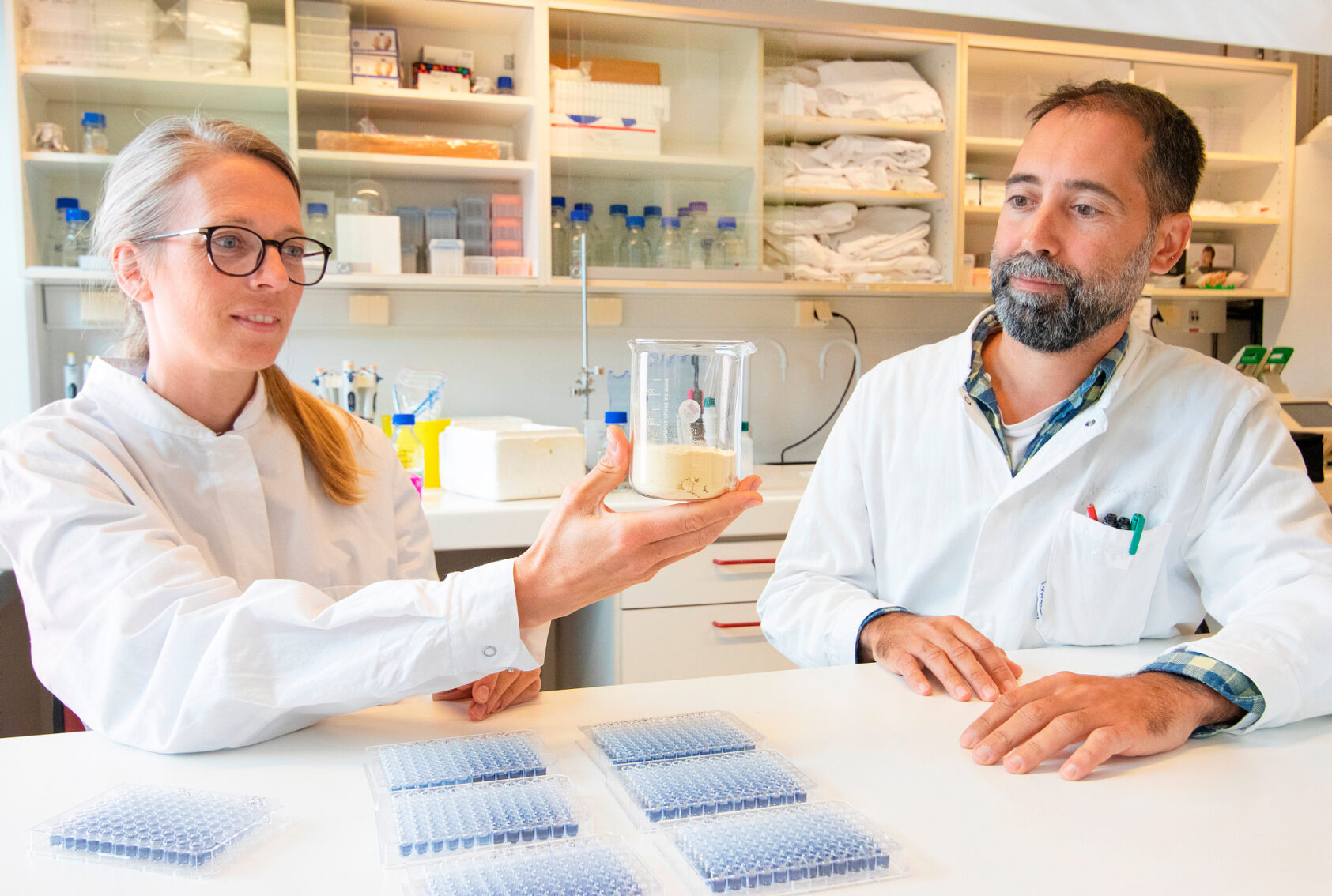 Photo: Andreas R. Graven, Research director Gro Bjerga og researcher Antonio Garcia-Moyano in the lab., Gro Bjerga Antonio Oxipro bredde1, ,