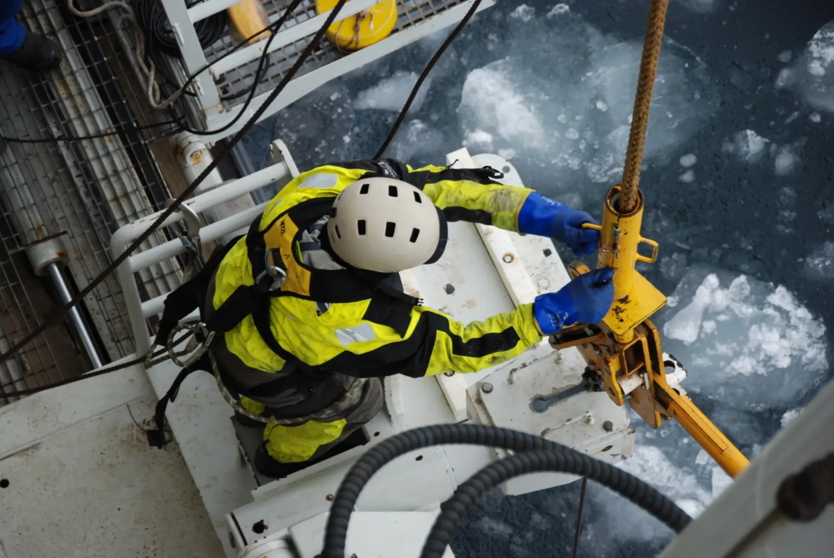 Foto: Stijn De Schepper, Dag Inge Blindheim fra NORCE jobber med å få borekjerner om bord., Nord Polen 3, ,