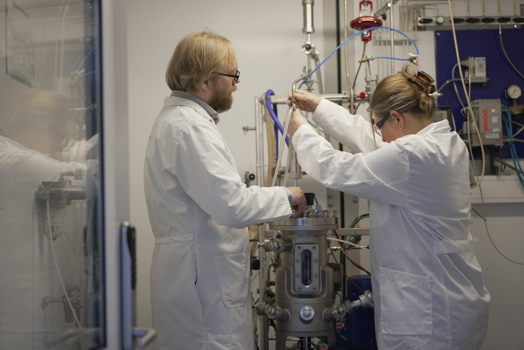 Foto: NORCE, Man trenger ofte store ståltanker for produksjon av enzymer, men optimalisering oppnås best i mindre skala. Her er det ‘Norwegian Bioprocessing and Fermentaiton Centre’, NBioC i NORCE Teknologipark Risavika., Oxipro3, ,