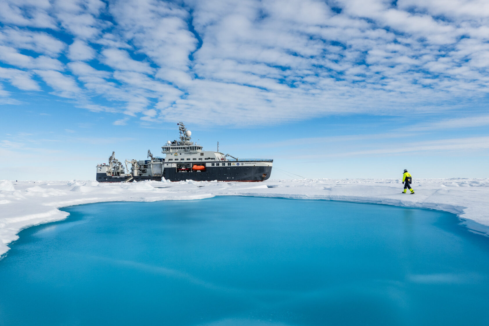 Foto: Trine Lise Sviggum Helgerud, Norsk Polarinstitutt, Det isgående forskningsfartøyet FF «Kronprins Haakon» blir sentral for toktene i prosjektet. Her er det bilde fra polhavstoktet SUDARCO i 2022., Det isgående forskningsfartøyet FF «Kronprins Haakon» blir sentral for toktene i prosjektet. Her er det bilde fra polhavstoktet SUDARCO i 2022., <p>Foto: Trine Lise Sviggum Helgerud, Norsk Polarinstitutt</p>, Det isgående forskningsfartøyet FF «Kronprins Haakon» blir sentral for toktene i prosjektet. Her er det bilde fra polhavstoktet SUDARCO i 2022.