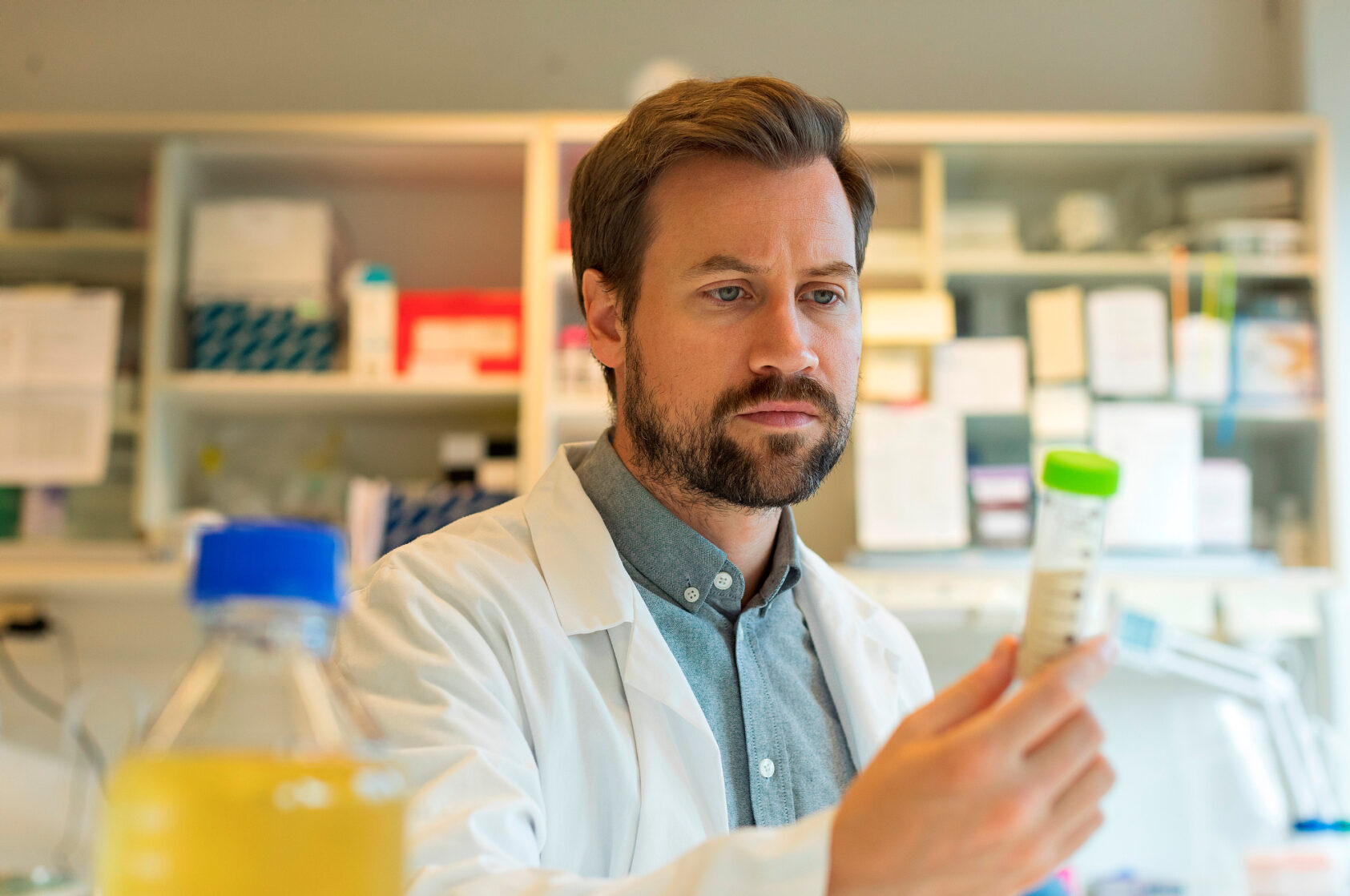 Photo: Andreas R. Graven, Researcher Rasmus Moen Ree shows fish protein hydrolysate in the lab., Rasmus Moen Ree bredde1, , 