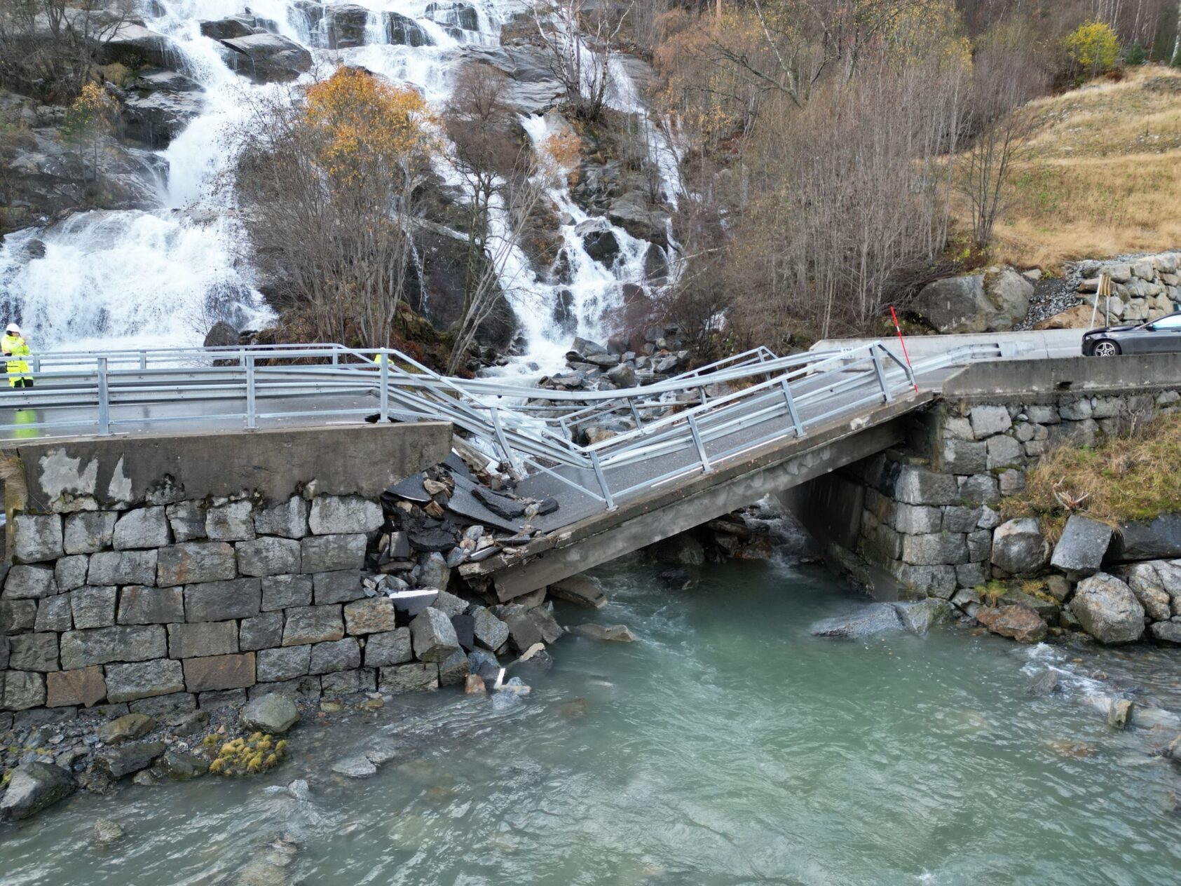 Morten Søreide Iversen, En kollapset bru i Edna ved Ullensvang på Fv 550 under ekstremværet "Jakob", Fv 550 Edna bru kollaps Morten Søreide Iversen, <p>Foto: Morten Søreide Iversen/Vestland fylkeskommune</p>, En kollapset bru i Edna ved Ullensvang på Fv 550 under ekstremværet "Jakob"
