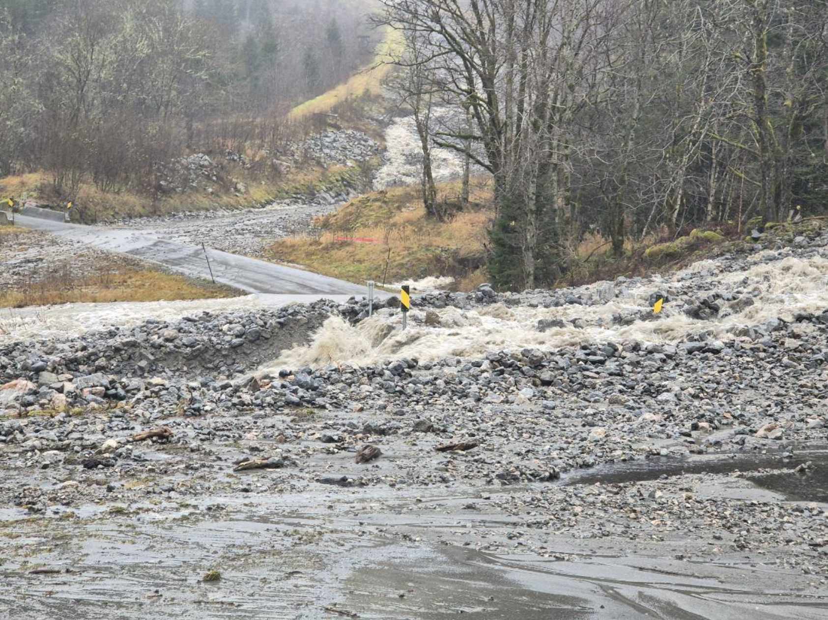 Skule Jacobsen/Vestland fylkeskommune, Under ekstremværet "Jakob" gikk et skred på Fylkesvei 613 mellom Balestrand og Gaularfjell i Sogndal kommune., Fv 613 Vetlefjorden Skule Jacobsen, ,