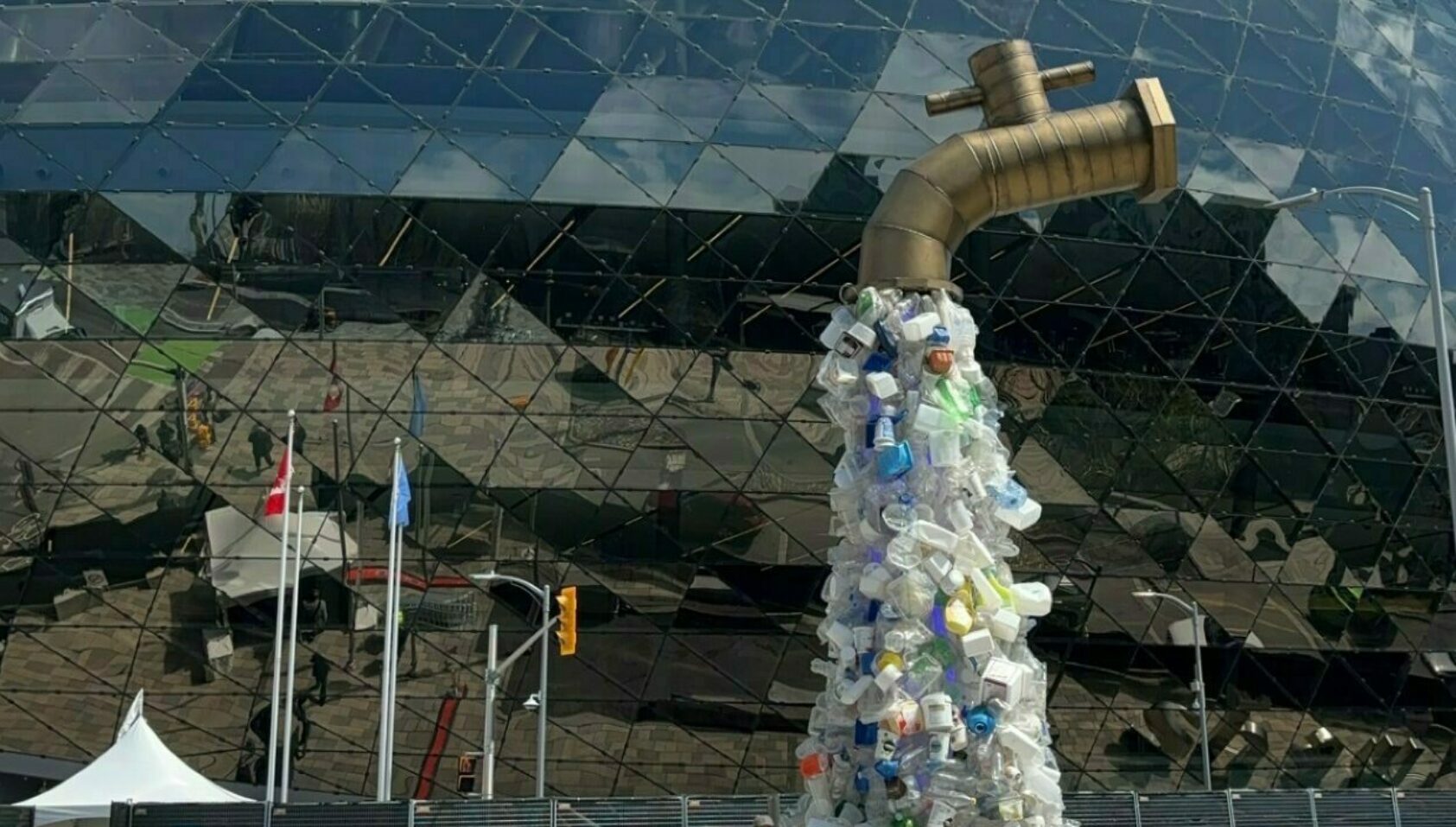 Lene Kristin Hansen, Kunstneren Ben Vong Wong presnterte installasjonen "Turn off the Plastic Tap" på FNs plastkonferanse i Ottawa., Inc4 2, ,