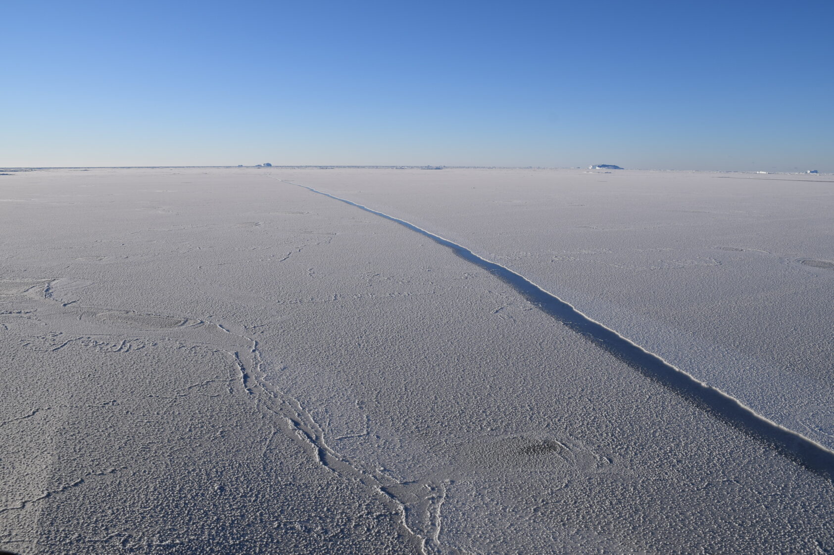 Oceanograf Svein Østerhus, NORCE, Slik ser det ut når ny sjøis legger seg på vannet i Antarktis., New sea ice, , 