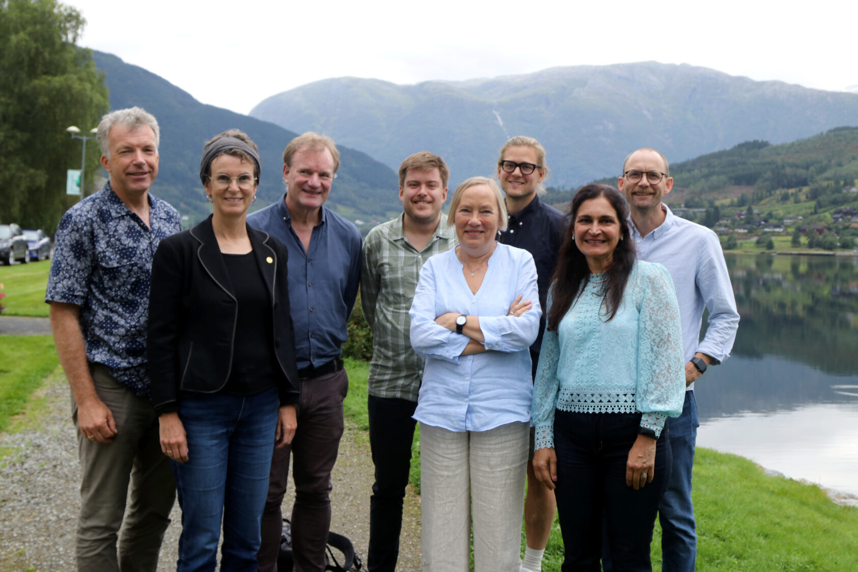 Marit Folkedal Lussand, Frå venstre: Forskar II ved AFE Knut-Arne Wensaas, Professor ved UiB Guri Rørtveit, Professor ved avdeling for mikrobiologi Elling Ulvestad, Seniorforskar ved avdeling for mikrobiologi Audun Sivertsen, Kommuneoverlege i Ulvik Unni Solem, doktorgradskandidat ved avdeling for mikrobiologi Nicolay Mortensen, professor ved klinisk institutt 2 Harleen Grewal og forskar II ved AFE Sverre Litleskare, Ulvik 2022, ,