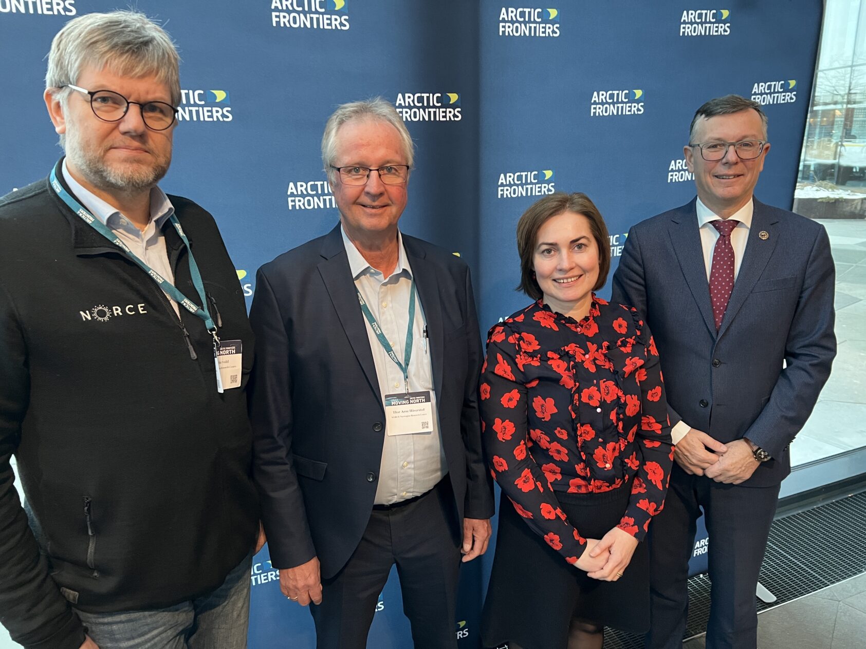 Camilla Aadland, NORCE, UiT og NORCE har en felles ambisjon om å bidra til omstilling og nyskaping i næringsliv og offentlig sektor. Fra venstre Rune Storvold, avdelingsleder for observasjonssystemer og regionansvarlig for NORCE i Nord-Norge, Thor Arne Håverstad, konstituert konsernsjef i NORCE, Camilla Brekke, prorektor for forskning og utvikling ved UiT og Dag Rune Olsen, rektor ved UiT. Foto: Camilla Aadland, NORCE, NORCE Ui T foto Camilla Aadland, <p>Camilla Aadland, NORCE</p>, Gruppebilde med tre menn og en kvinne - foto
